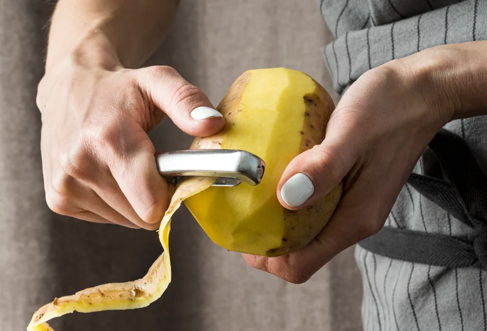 Loupání syrové brambory