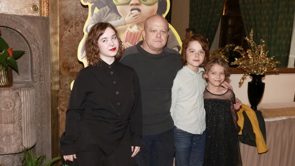 Herec David Novotný se svými dětmi na premiéře filmu Život k sežrání 