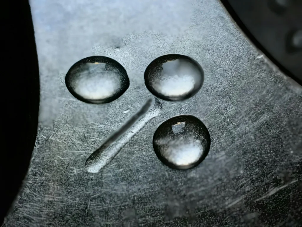 Tento starý trik s kusem křídy do skříně opravdu funguje proti vlhkosti, potvrdila švadlena