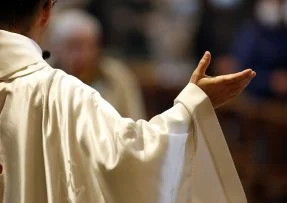 Kněz káže v kostele