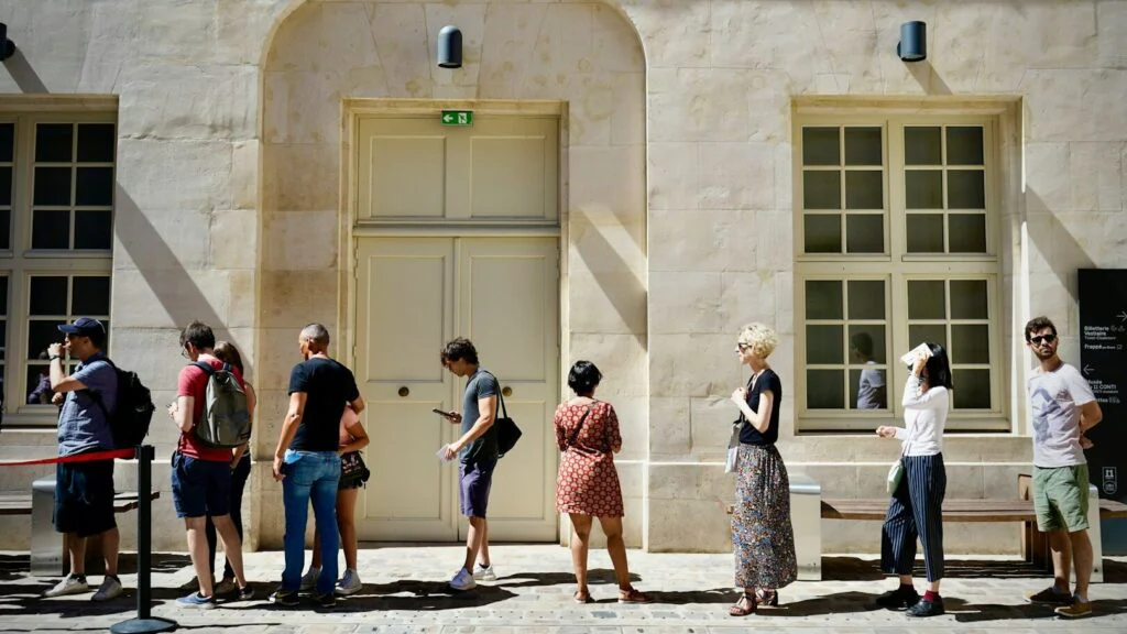  Profesionální stojící ve frontách