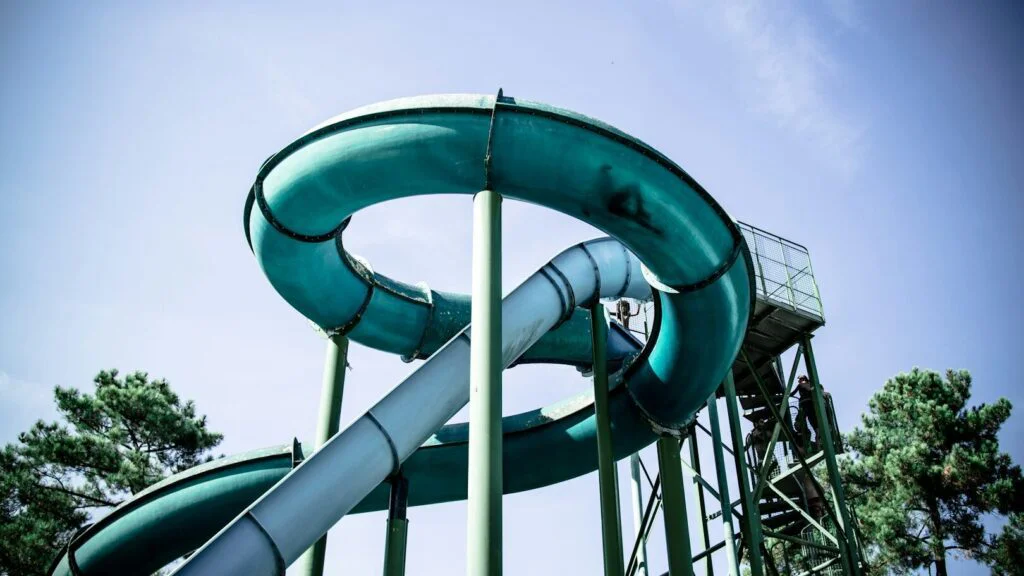 Testeři vodních skluzavek