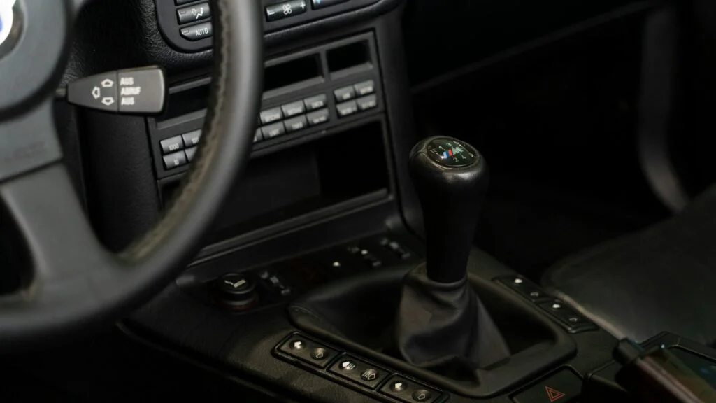 Ruka na řadicí páce 