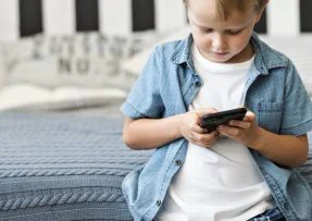 Malý chlapec s telefonem