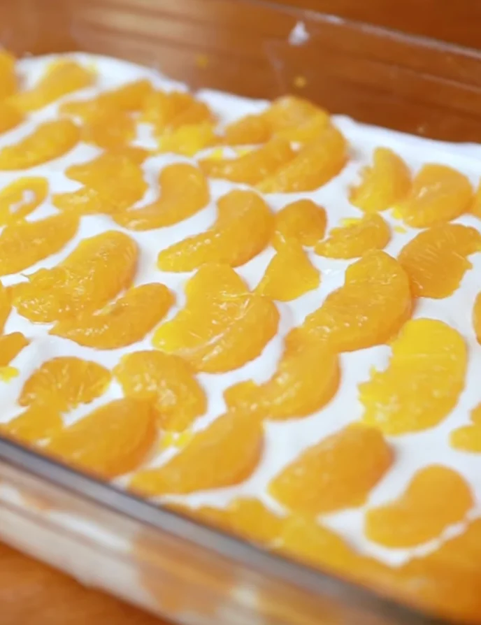 Na krém vyskládáme po jedné okapané mandarinky.