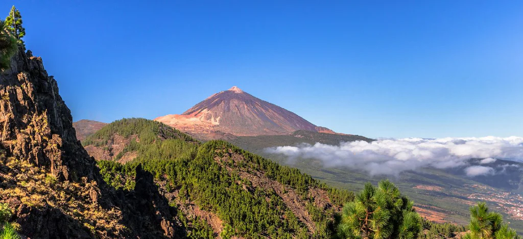 Sopka Pico del Teide vyčnívá do výše 3 718 m nad mořem