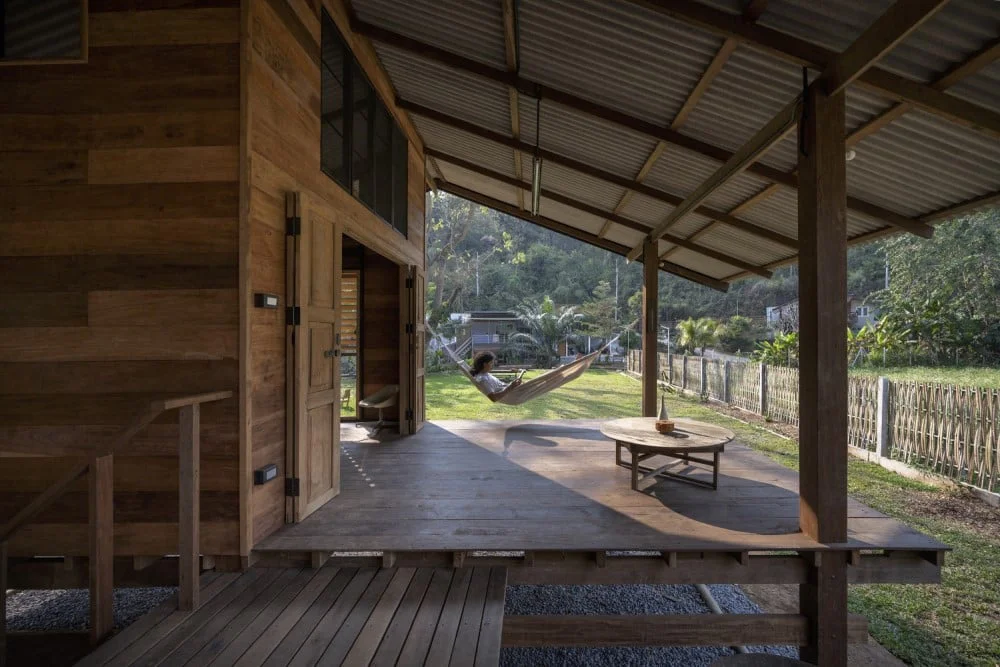 Dřevěný dům terasa lehátko