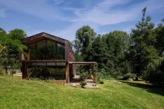 Dřevěný dům, ve kterém každičký detail hraje důležitou roli: V létě v něm nehrozí „pařák“ a na zimu si vystačí s malým topením