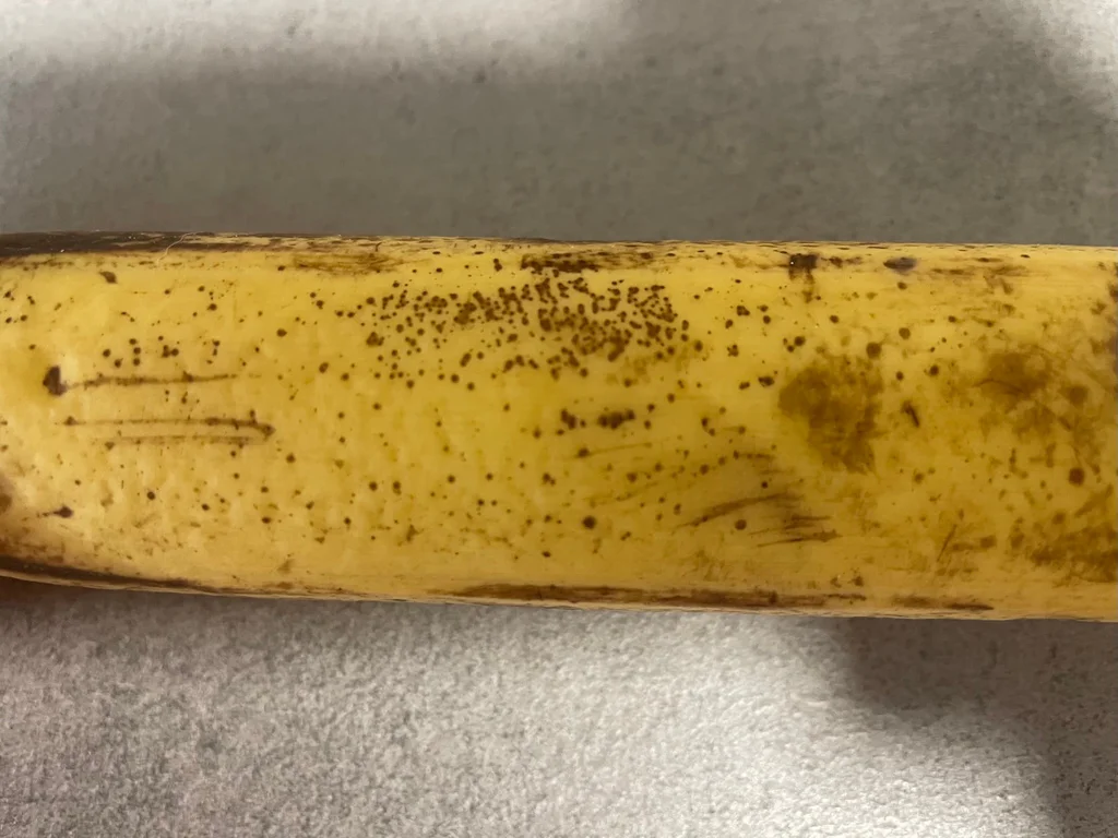 Hnědé tečky na banánu v detailu