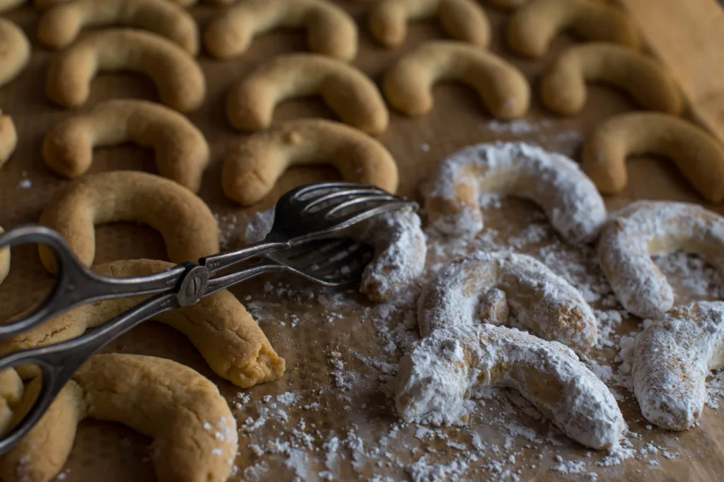 Čtyři suroviny a pár minut práce. Rohlíčky, které lámou rekordy oblíbenosti u celé rodiny.