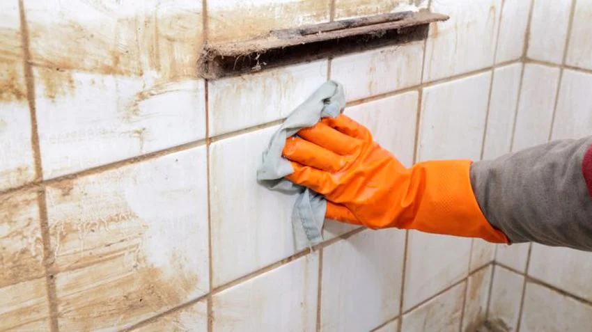 Vodní kámen v nádobách