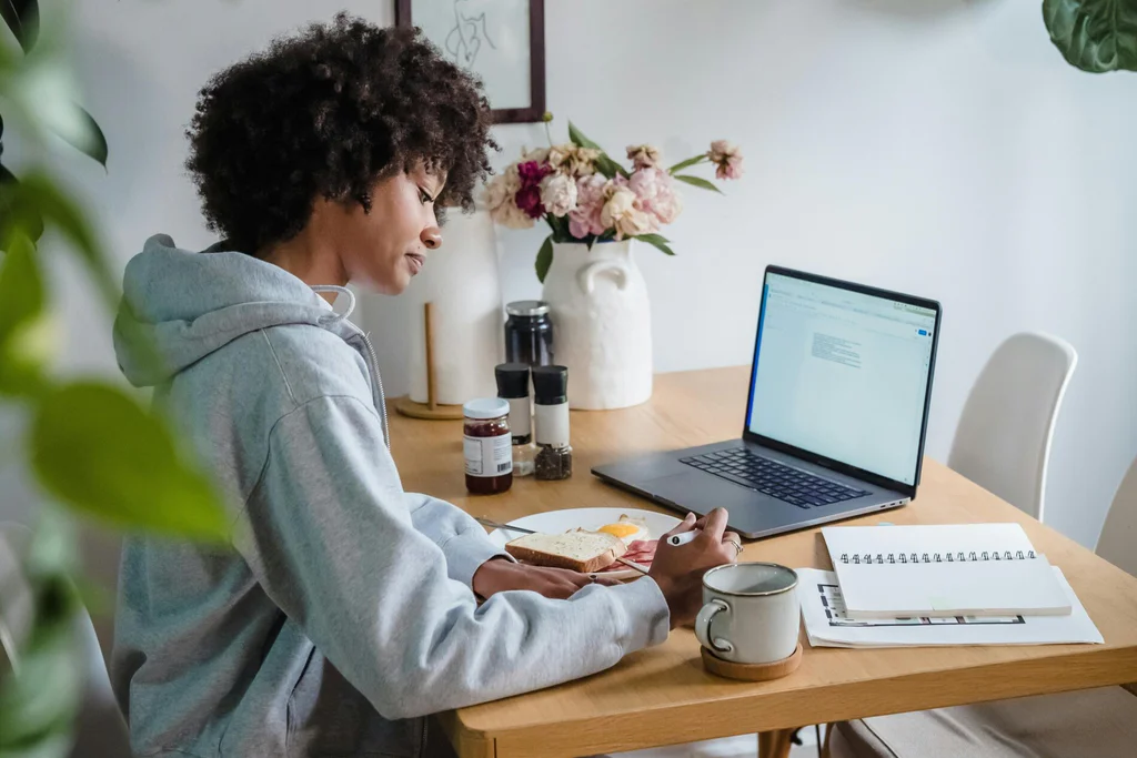 Žena pracuje u stolu