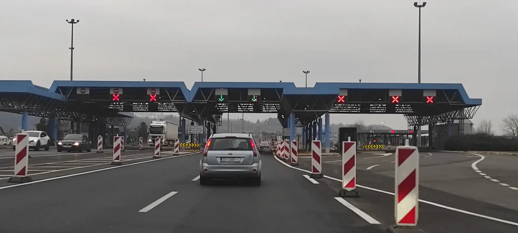 Přísnější kontroly na cestě k moři. Policie odhalí, jak se během jízdy skutečně chováte.