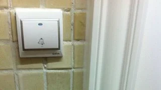 Za nefunkční zvonek na dveřích hrozí Čechům tučná pokuta. Lidé jsou rozzuřeni, jak si to jen můžou dovolit?