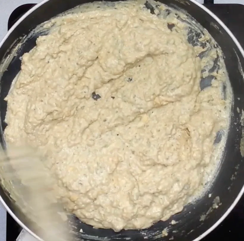 Přidáme vejce a vaříme za míchání do zhoustnutí.