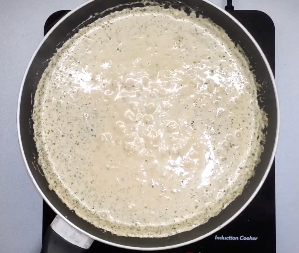 Droždí rozpustíme a povaříme s majoránkou a česnekem.