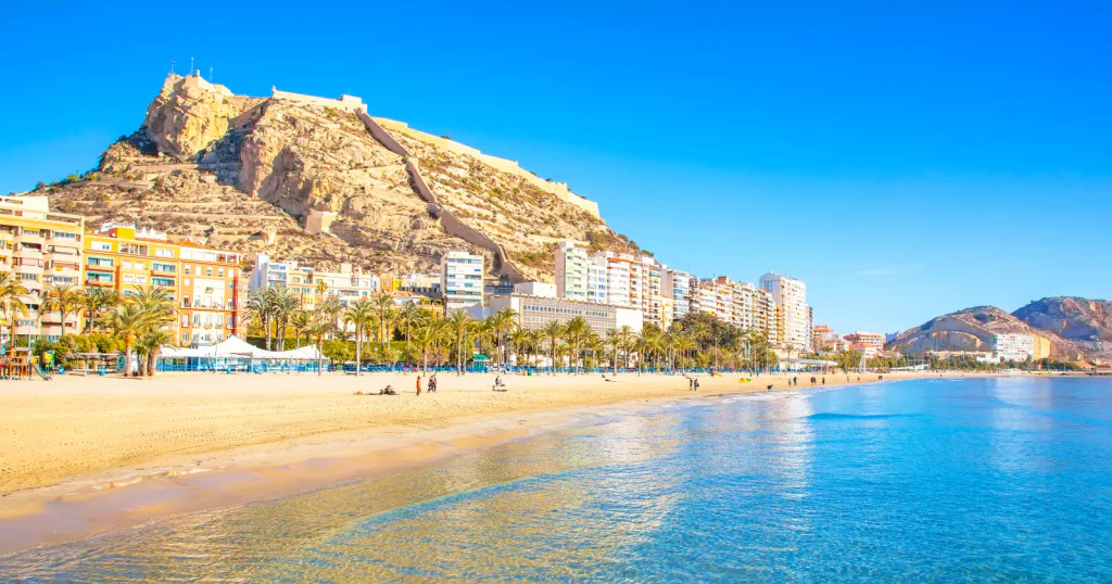 V Česku mrzne, oni se koupou v moři. Důchodci ukázali, jak přežít zimu chytře a levně.