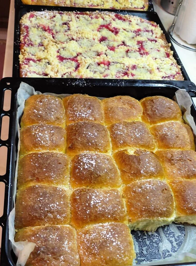 Obrázek receptu na dezert: Když je super kynuté těsto, lze z něj upéct dva koláče najednou: Honzovky s povidly i Drobenkový koláč se švestkami