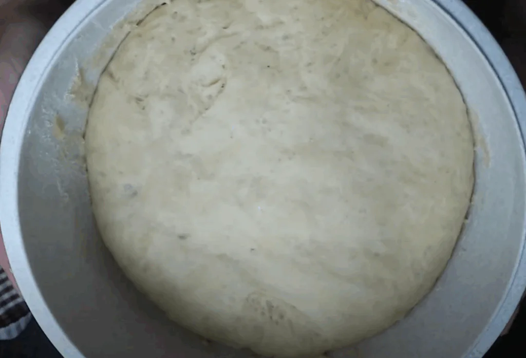 Těsto necháme kynout v teple přikryté asi hodinu.