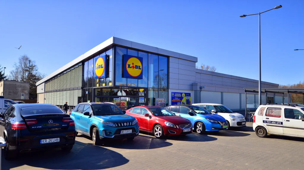 Lidl, Ikea i další řetězce utahují opasky. Parkování zdarma končí, nová pravidla vás mohou nepříjemně zaskočit.