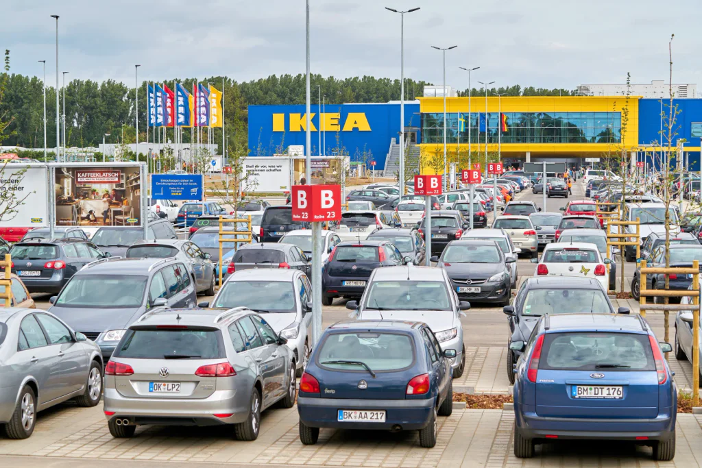 Češi si stěžují: přijeli pro rohlíky, odjížděli s pokutou. Lidl a Ikea zavádí placené parkování.