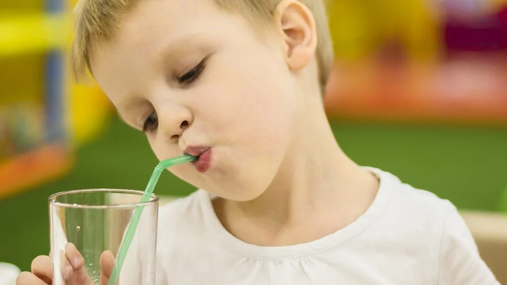 Chlapec pije brčkem