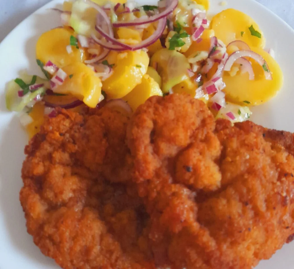 Berlínský bramborový salát s řízkem z krkovice