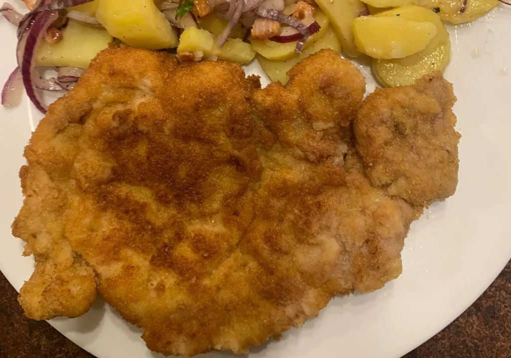 Obrázek k receptu na vídeňské vepřové řízky s lehkým, lákem ochuceným bramborovým salátem