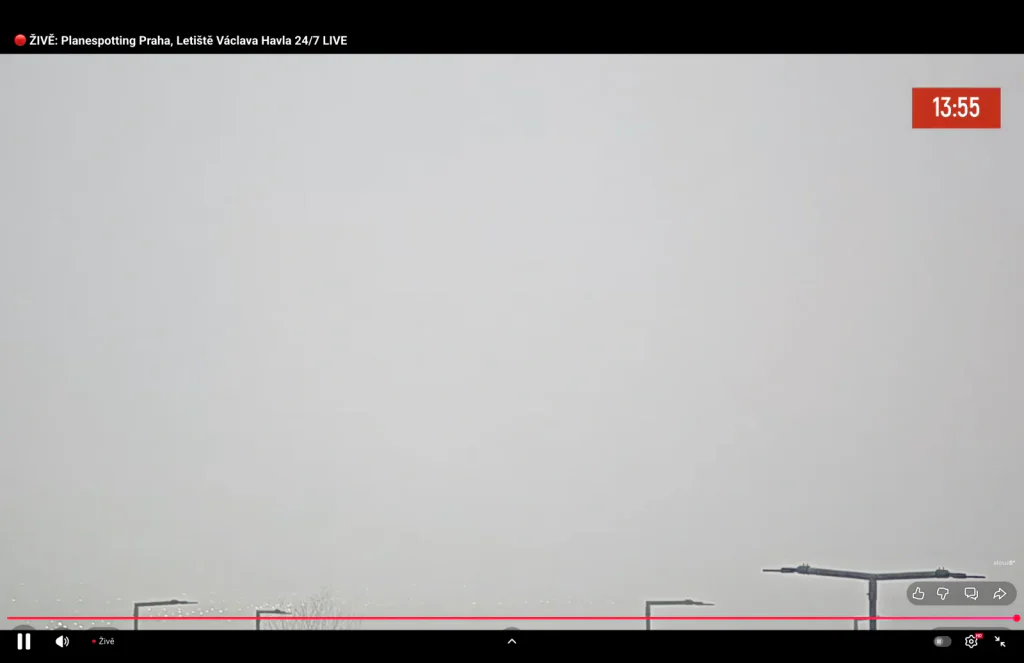 Česko se dusí v mlze. Řidiči tápou na dálnicích, pražské letiště přestalo existovat.