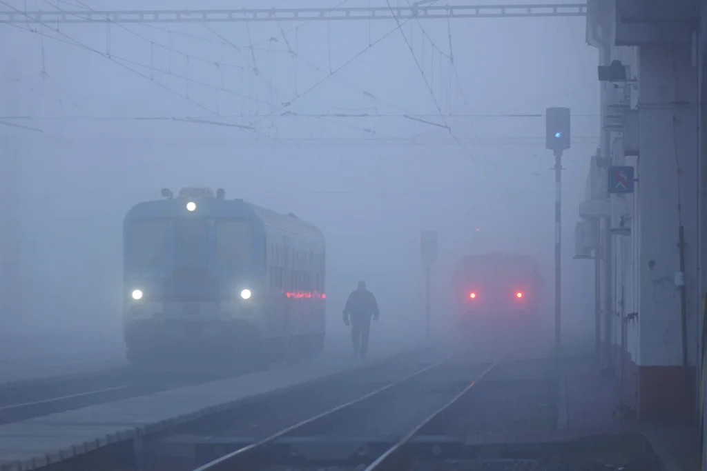 Mlha jako ze záhrobí sevřela republiku. Letiště zmizelo, řidiči hlásí chaos a kolony.