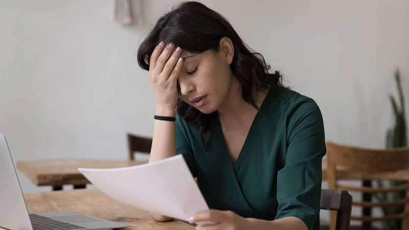 ustaraná žena u stolu