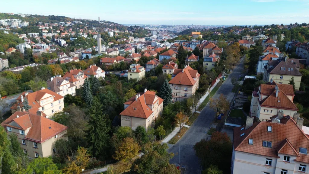 Jiří Suchý už 64 let bydlí v legendární vile na Ořechovce. Uvnitř čeká svět, který málokdo viděl.