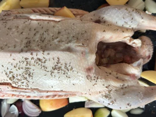 Připravená husa do trouby