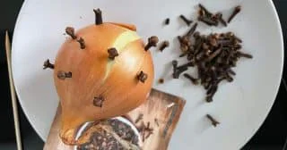 Cibule s hřebíčkem spolu fungují jako účinní bojovníci proti hmyzu. Stačí je spojit