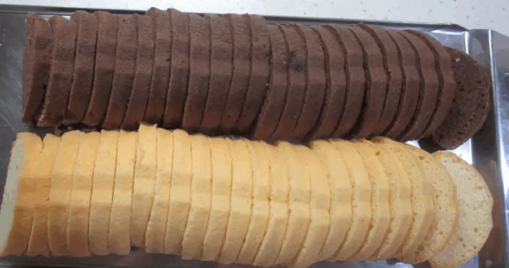 Vychladlé korpusy nakrájíme na plátky.