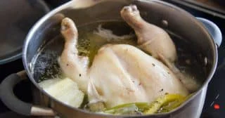 Vývar vydrží v lednici i 6 měsíců, aniž by ztratil svou chuť. Babičky jej uchovávaly ve sklenicích