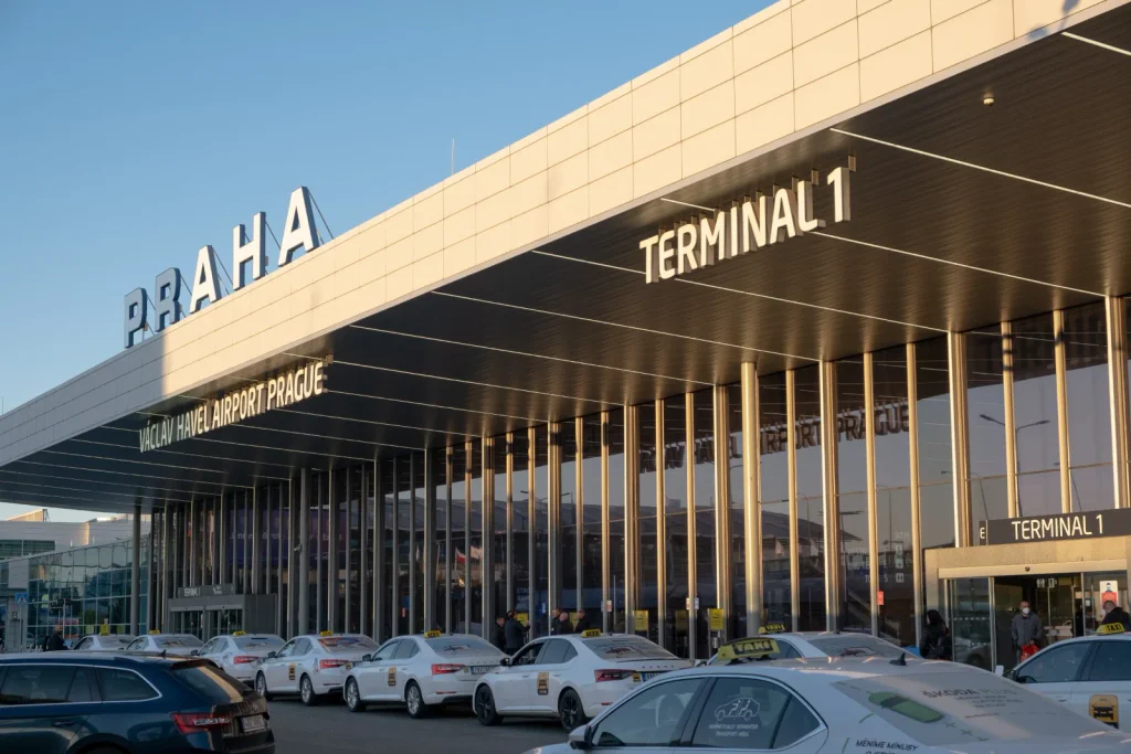 Pražské letiště mění pravidla: Cestující získají větší volnost, odbavení bude rychlejší než kdy dřív.
