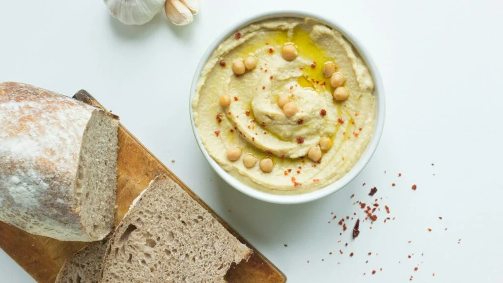 Hummus s cizrnovým chlebem nebo zeleninou