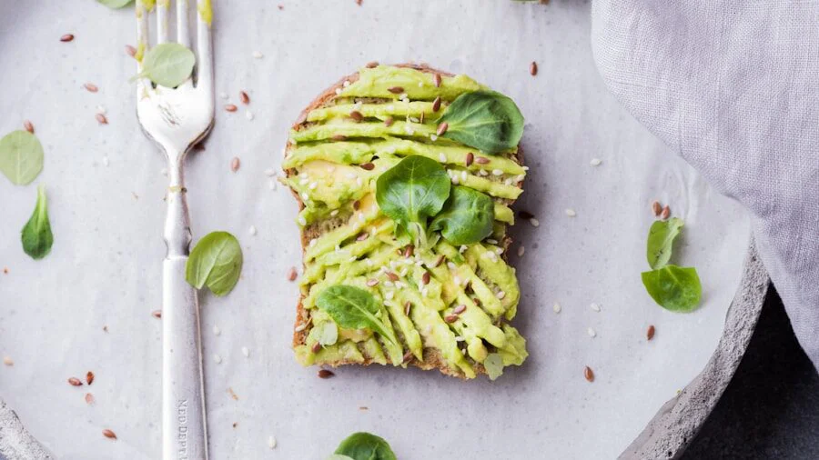 Avokádový toast z celozrnného chlebu