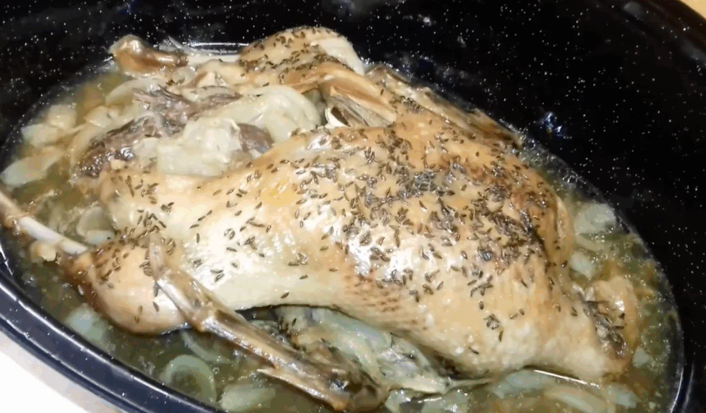 Půl hodiny před dopečením kachnu odkryjeme a dopékáme kvůli křupavé kůrce.