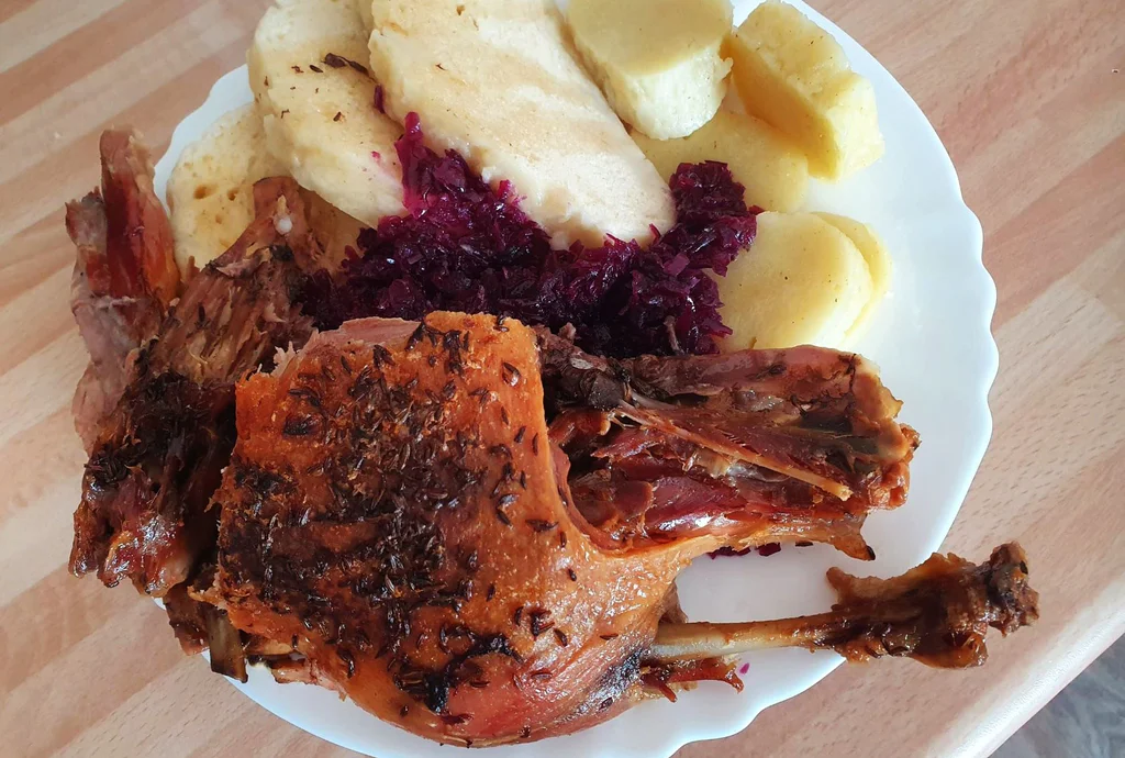 Upečte si přes noc kachnu a k tomu variace knedlíků a zelí.