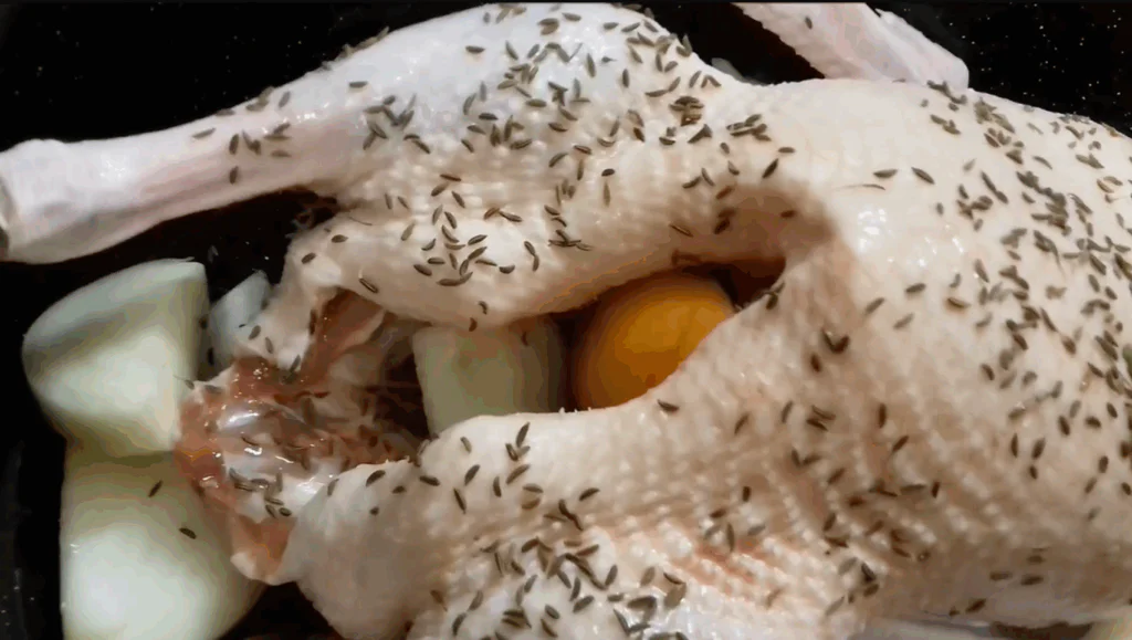 Kachnu osolíme, okmínujeme a naplníme jablky.