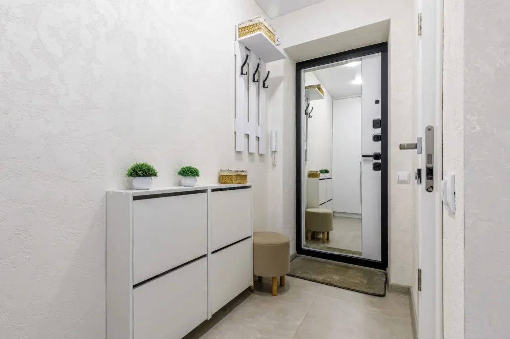 Bílá chodba s velkým zrcadlem