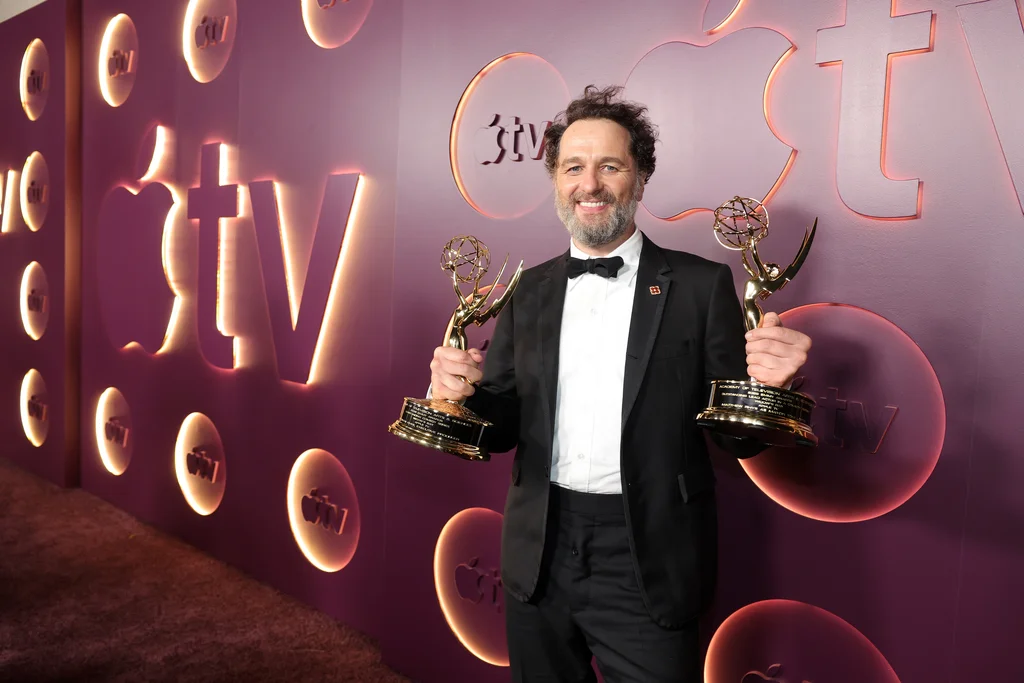 Herec Matthew Rhys pózuje s dvěma cenami Emmy