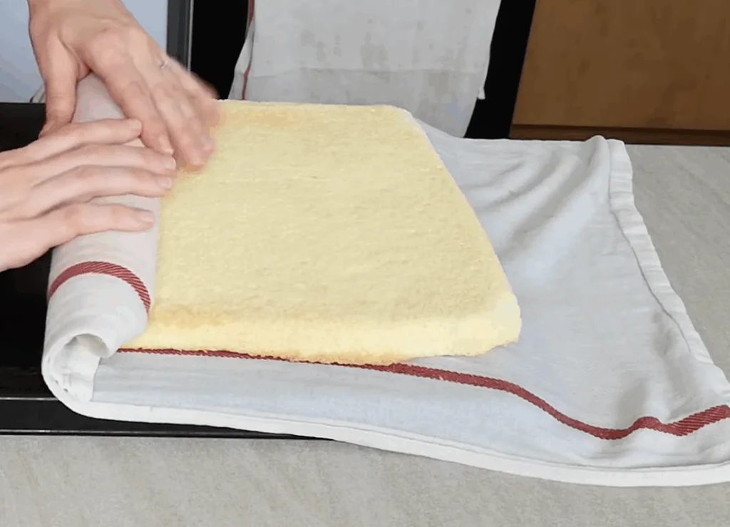 Horký korpus srolujeme do vlhké utěrky a necháme vychladit.