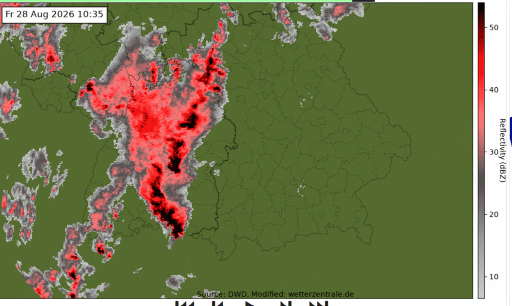 Extrémně silná bouře u Bodamského jezera mířící na Karlovarsko, kam dorazí kolem 15. hodiny. Očekává se, že zeslábne, ale může vytvářet podmínky pro vznik přidružných bouřek, včetně supercel