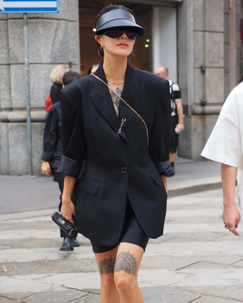 Žena v athleisure stylu