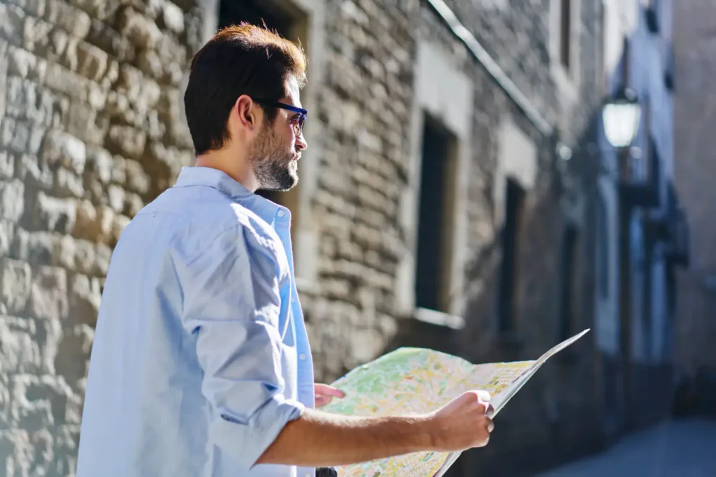 Muž chodí podle mapy 