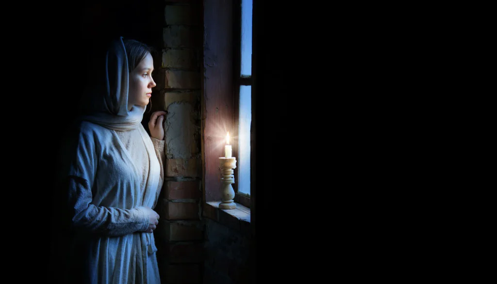 Středověká žena hledí z okna