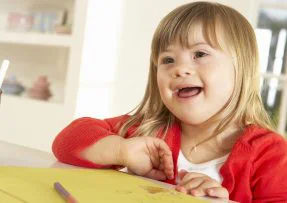Holčička s Downovým syndromem